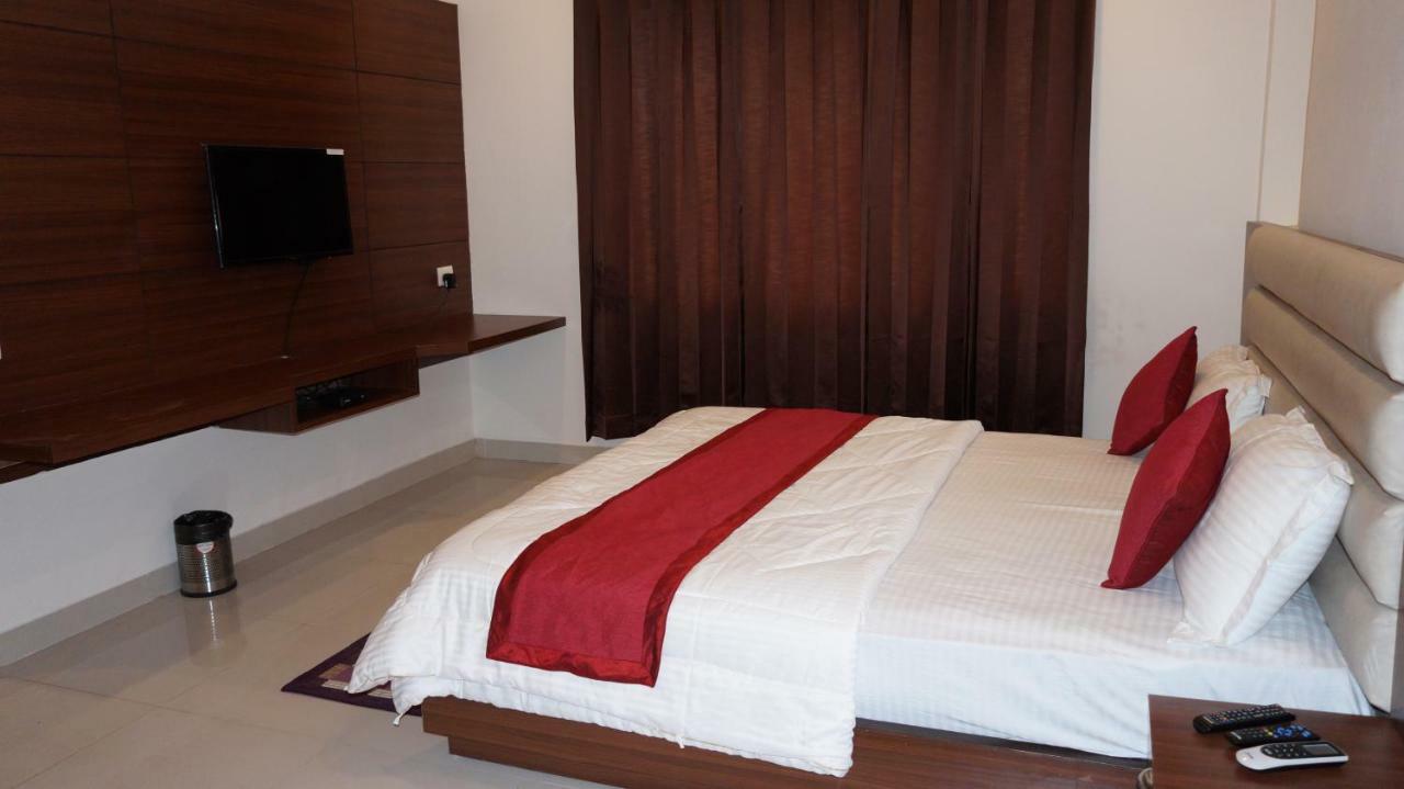 Hotel Aakash Residency Dehradun Buitenkant foto