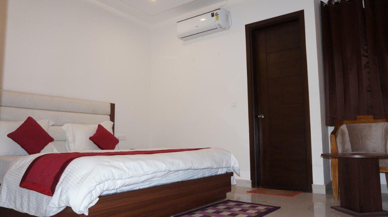 Hotel Aakash Residency Dehradun Buitenkant foto
